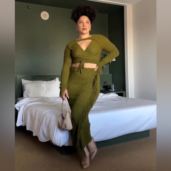 NA-KD Set - Green Knitted Overlap Fringe Detail Sweater & Skirt - Picture 3 of 17